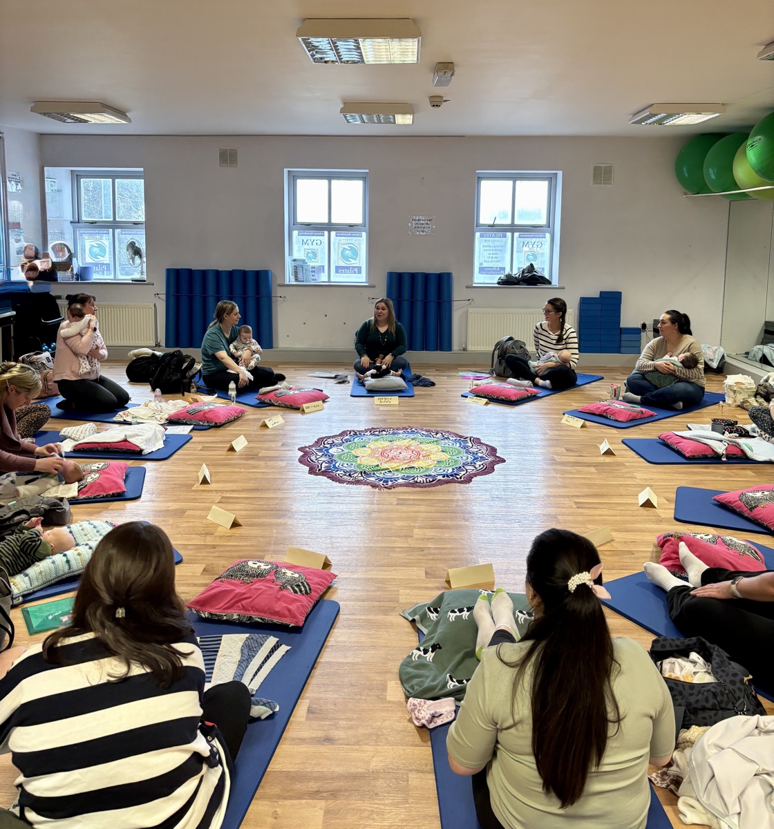 Baby massage class in circle